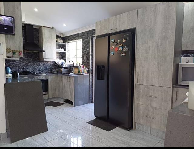 3 BEDROOM APARTMENT FOR SALE IN ESSENWOOD